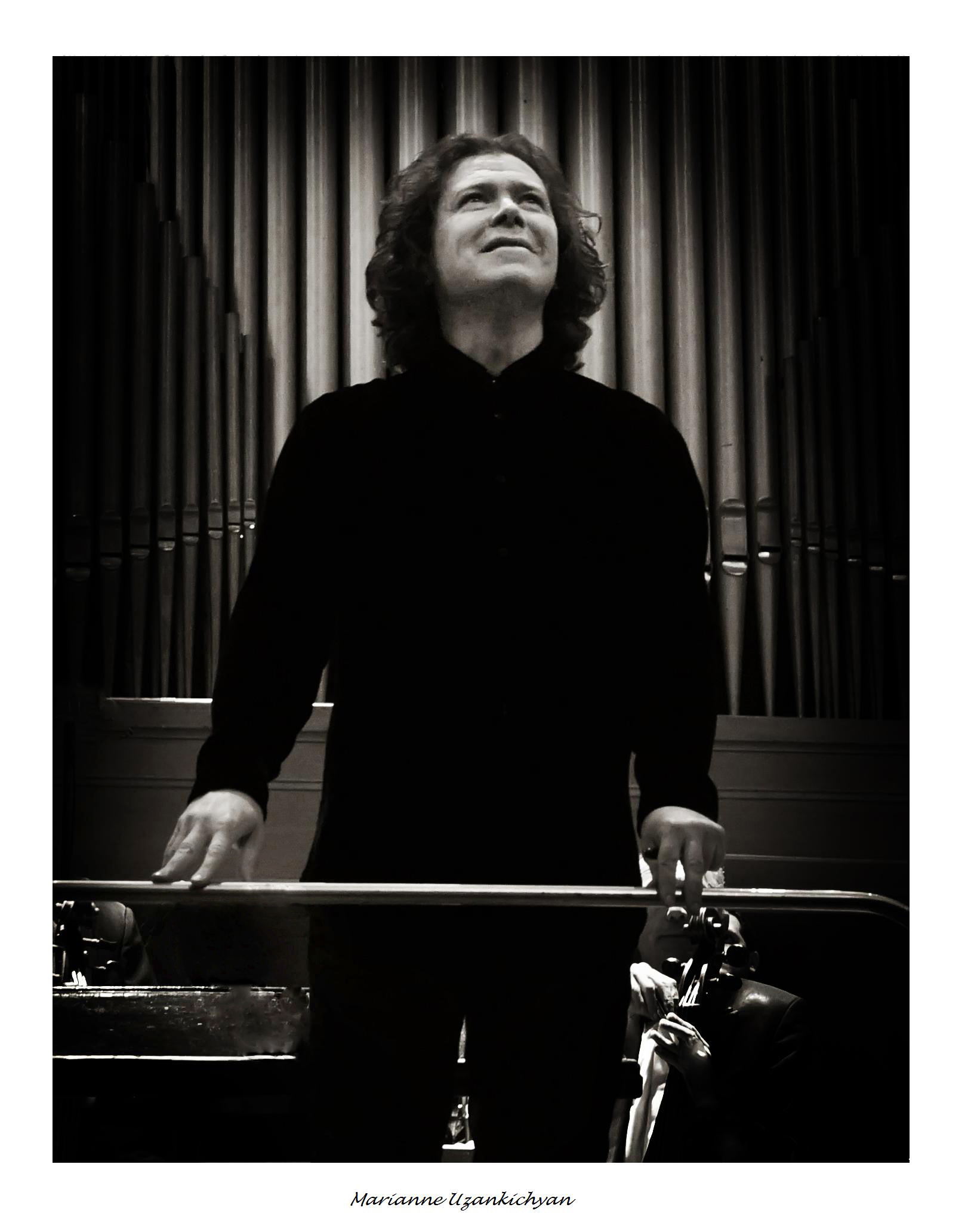 Alfredo Sorichetti durante la direzione d’orchestra